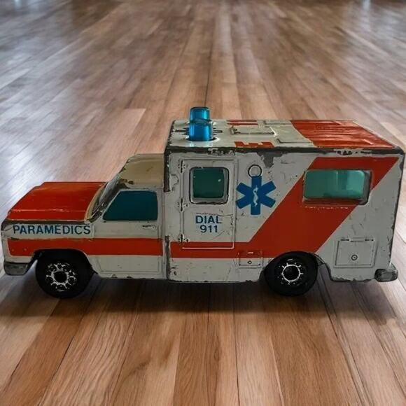 Vintage 1972 Matchbox Ambulance No. 54, Die-Cast Metal, Made in China - Picture 1 of 9